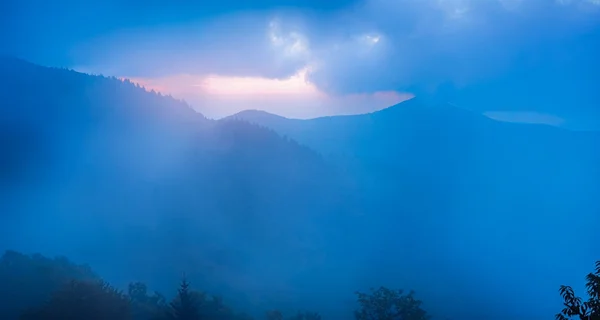 Голубой всадник в тумане, видимый с высоты птичьего полета, возле Голубого — стоковое фото