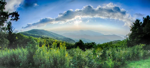 Sonnenaufgang über dem blauen Grat Berge malerische Aussicht — Stockfoto