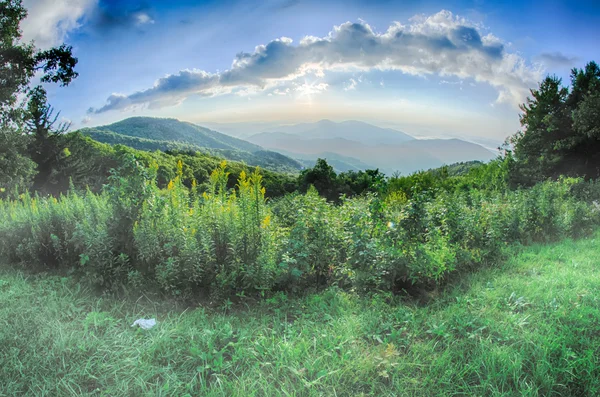 Blue ridge dağlarının doğal overlook üzerinde gündoğumu — Stok fotoğraf