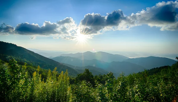 Nascer do sol sobre Blue Ridge Montanhas Vista panorâmica — Fotografia de Stock