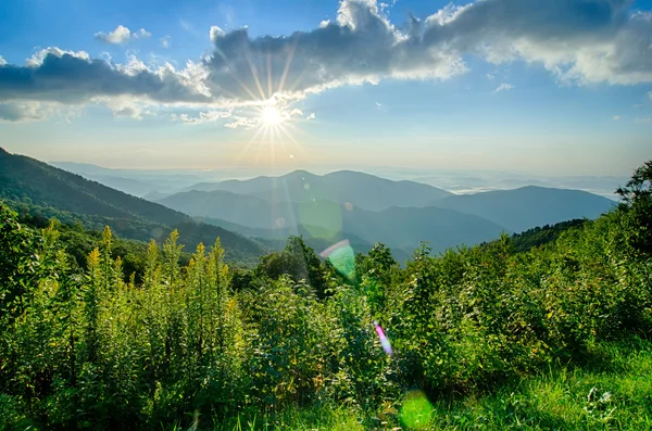 Nascer do sol sobre Blue Ridge Montanhas Vista panorâmica — Fotografia de Stock