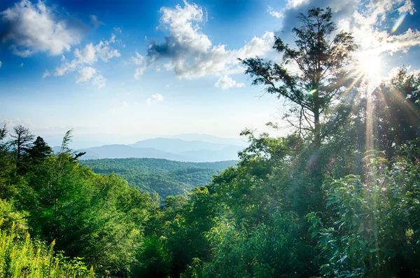 Blue ridge dağlarının doğal overlook üzerinde gündoğumu — Stok fotoğraf