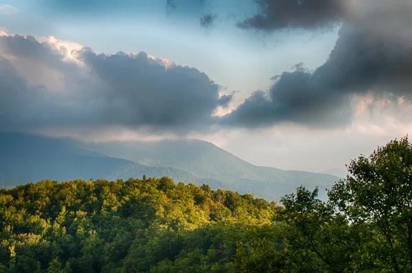 Blue ridge parkway schilderachtige bergen over het hoofd zien zomer landschap — Stockfoto