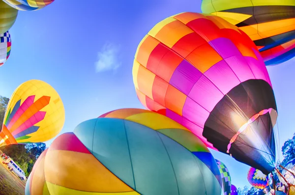 Globos brillantes del aire caliente que brillan en la noche —  Fotos de Stock