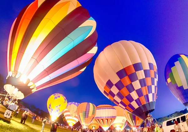 Balões de ar quente brilhantes brilhando à noite — Fotografia de Stock
