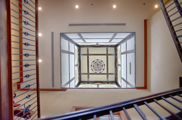 Looking up toward ceiling in the stairwell — Stock Photo, Image