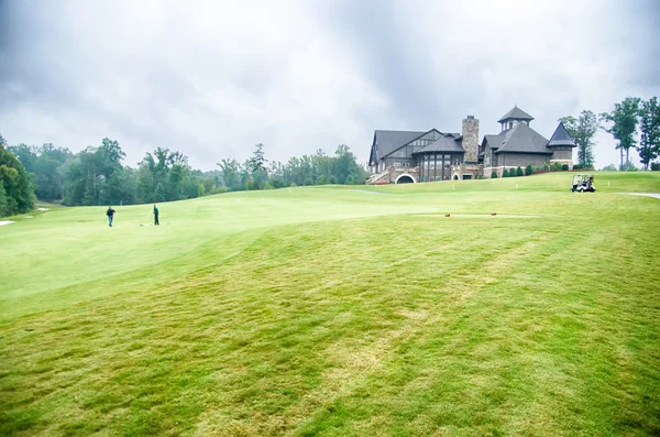 Campo de golfe luxuoso em um dia nublado — Fotografia de Stock
