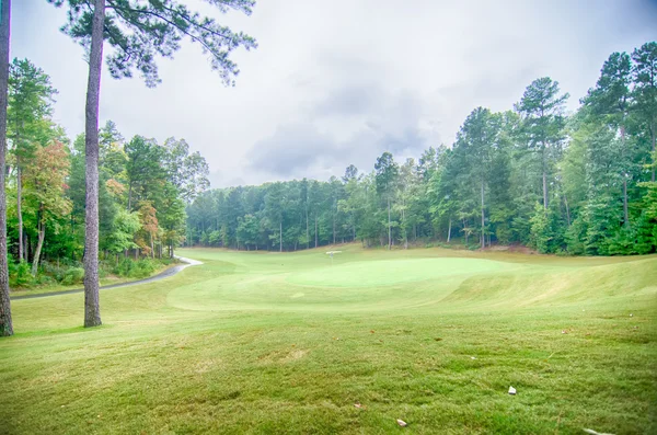 Terrain de golf luxueux par une journée nuageuse — Photo