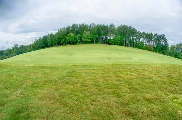 Luxe golfbaan op een bewolkte dag — Stockfoto
