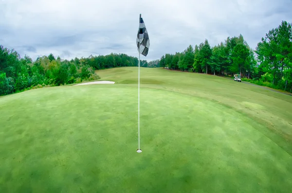 Campo de golfe em um dia nublado — Fotografia de Stock