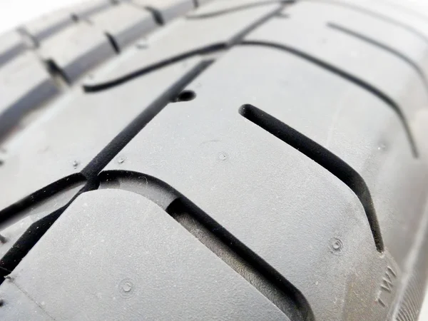 Primer plano de la banda de rodadura de neumáticos en una tienda de neumáticos — Foto de Stock