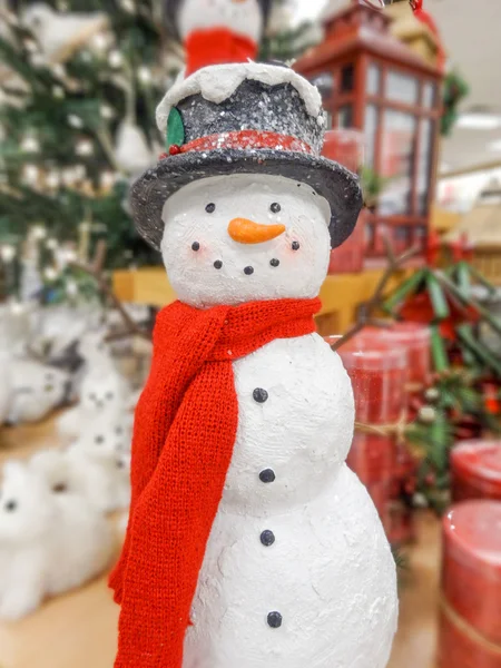 Pupazzo di neve di Natale con cappello e sciarpa — Foto Stock