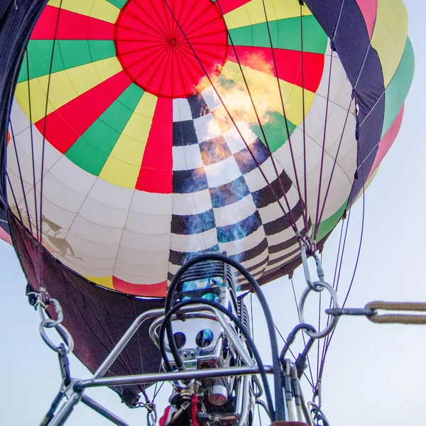 Fire heats the air inside a hot air balloon at balloon festival — Stock Photo, Image