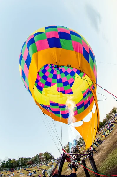 Fogo aquece o ar dentro de um balão de ar quente no festival de balões — Fotografia de Stock