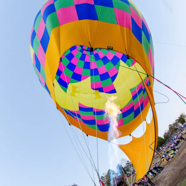 Il fuoco riscalda l'aria all'interno di una mongolfiera al festival della mongolfiera — Foto Stock