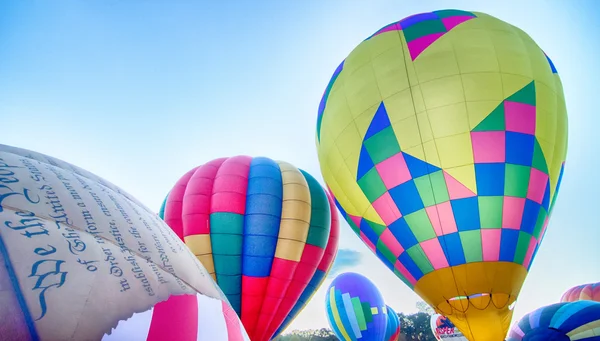 夜に輝く明るい熱気球 — ストック写真