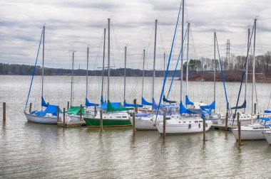 Harbour bulutlu gökyüzü ile Park edilmiş yatlar