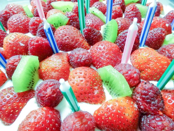 Tarta de cumpleaños de fresa y kiwi con velas —  Fotos de Stock