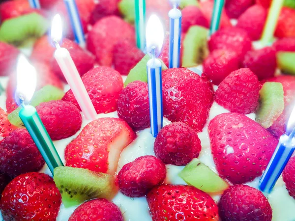 Jahoda & kiwi narozeninový dort se svíčkami — Stock fotografie