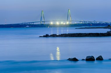 Cooper Nehri Köprüsü gece Charleston Kocaeli