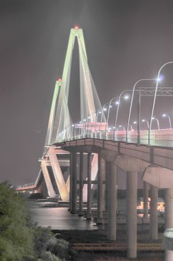 Cooper Nehri Köprüsü gece Charleston Kocaeli