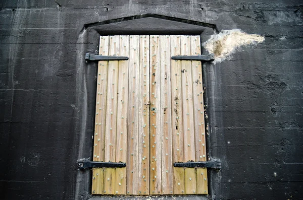 Старая дверь форта или склада — стоковое фото