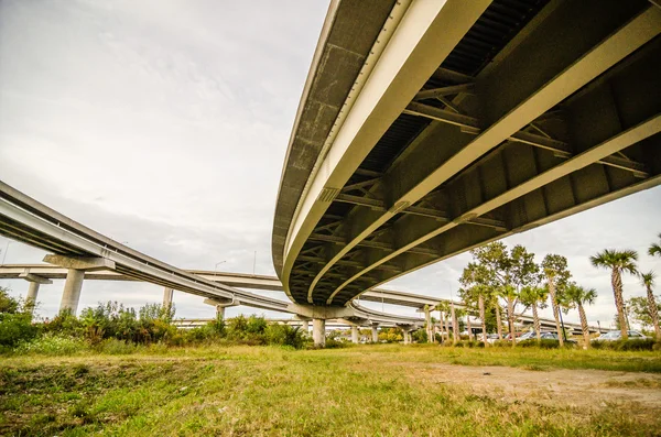 Verhoogde snelweg weg en pijlers — Stockfoto