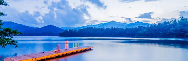 Lago santeetlah em grandes montanhas fumegantes — Fotografia de Stock