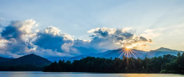 Lago santeetlah en grandes montañas humeantes — Foto de Stock