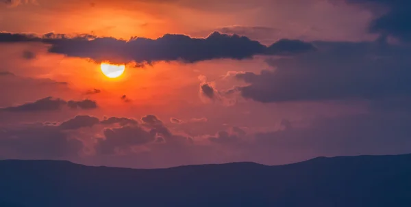 Schöner Sonnenuntergang über den Bergen — Stockfoto