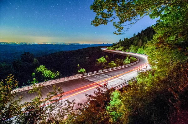 Linn cove viaduc dans les montagnes de la crête bleue la nuit — Photo