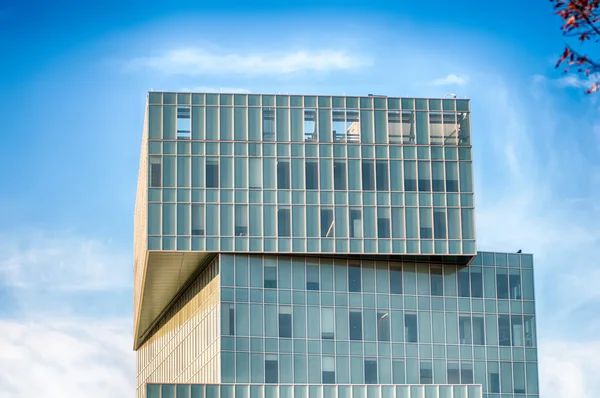 现代化的办公大楼建筑与蓝蓝的天空 — 图库照片