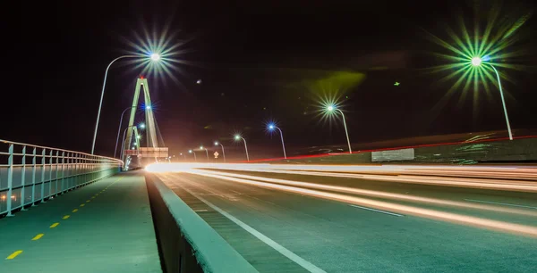 Trajeto na ponte à noite exposição longa — Fotografia de Stock