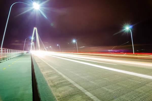 Verkeer pendelen over de brug bij nacht lange blootstelling — Stockfoto