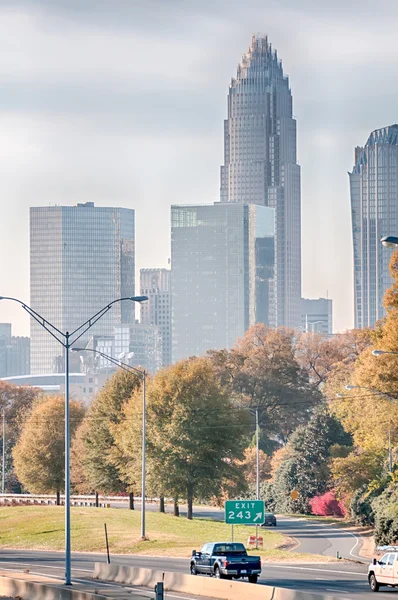 Charlotte North Carolina skyline durante la temporada de otoño al atardecer —  Fotos de Stock