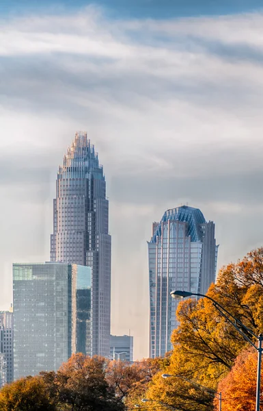 Charlotte north carolina skyline tijdens de herfst seizoen bij zonsondergang — Stockfoto