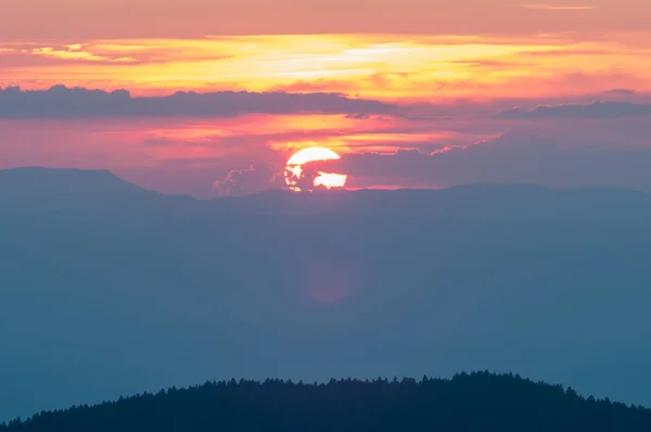Ładny zachód słońca nad górami lub north carolina — Zdjęcie stockowe