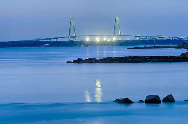 Cooper River Bridge v noci Charlestonu v Jižní Karolíně — Stock fotografie