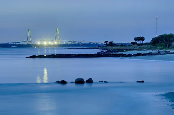 Cooper River Bridge v noci Charlestonu v Jižní Karolíně — Stock fotografie