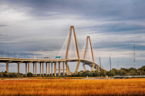 El puente Arthur Ravenel Jr. que conecta Charleston con Mount — Foto de Stock