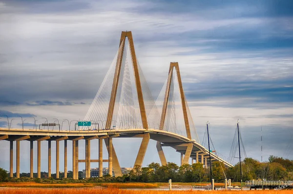 Le pont Arthur Ravenel Jr., qui relie Charleston au mont — Photo