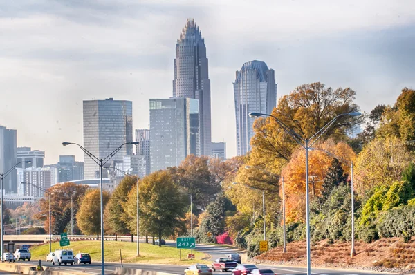 Charlotte North Carolina skyline durante la temporada de otoño al atardecer — Foto de Stock