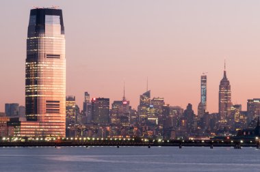 Jersey city ve New York City ile Manhattan siluetinin Hudso üzerinde