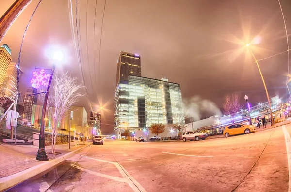 Tulsa horizon de la ville autour des rues du centre-ville — Photo