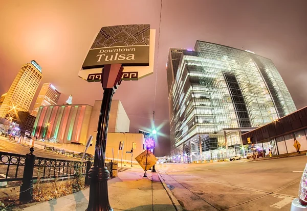 Tulsa skyline cidade em torno de ruas do centro da cidade — Fotografia de Stock