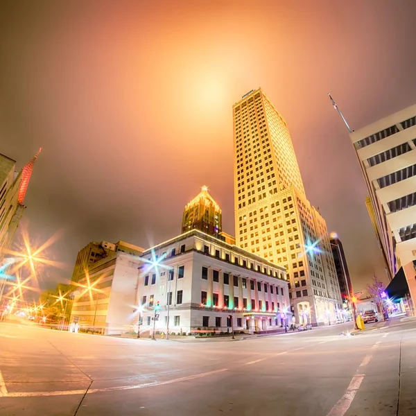 Ciudad de Tulsa skyline alrededor de las calles del centro — Foto de Stock