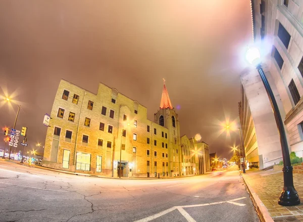 ダウンタウンの通りのまわりのタルサ都市スカイライン — ストック写真