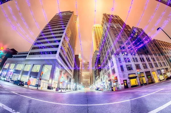 Tulsa skyline van de stad rond de binnenstad straten — Stockfoto