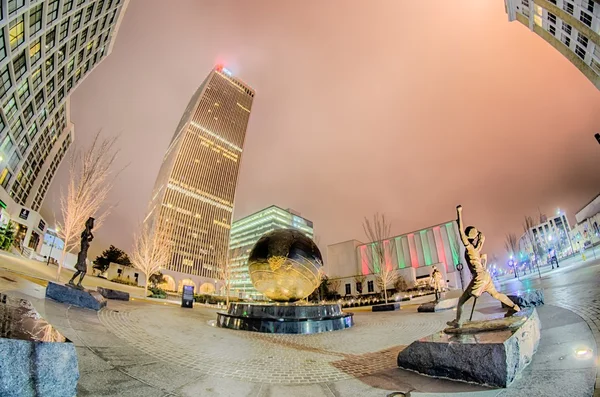 Tulsa skyline cidade em torno de ruas do centro da cidade — Fotografia de Stock