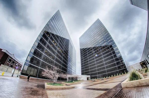 Tulsa skyline cidade em torno de ruas do centro da cidade — Fotografia de Stock